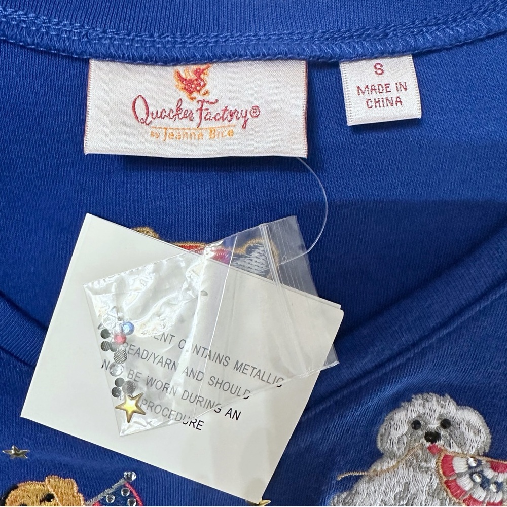 NWT Quaker Factory Patriotic Dogs Blue V-neck Short Sleeve Shirt Size Small - Picture 3 of 4